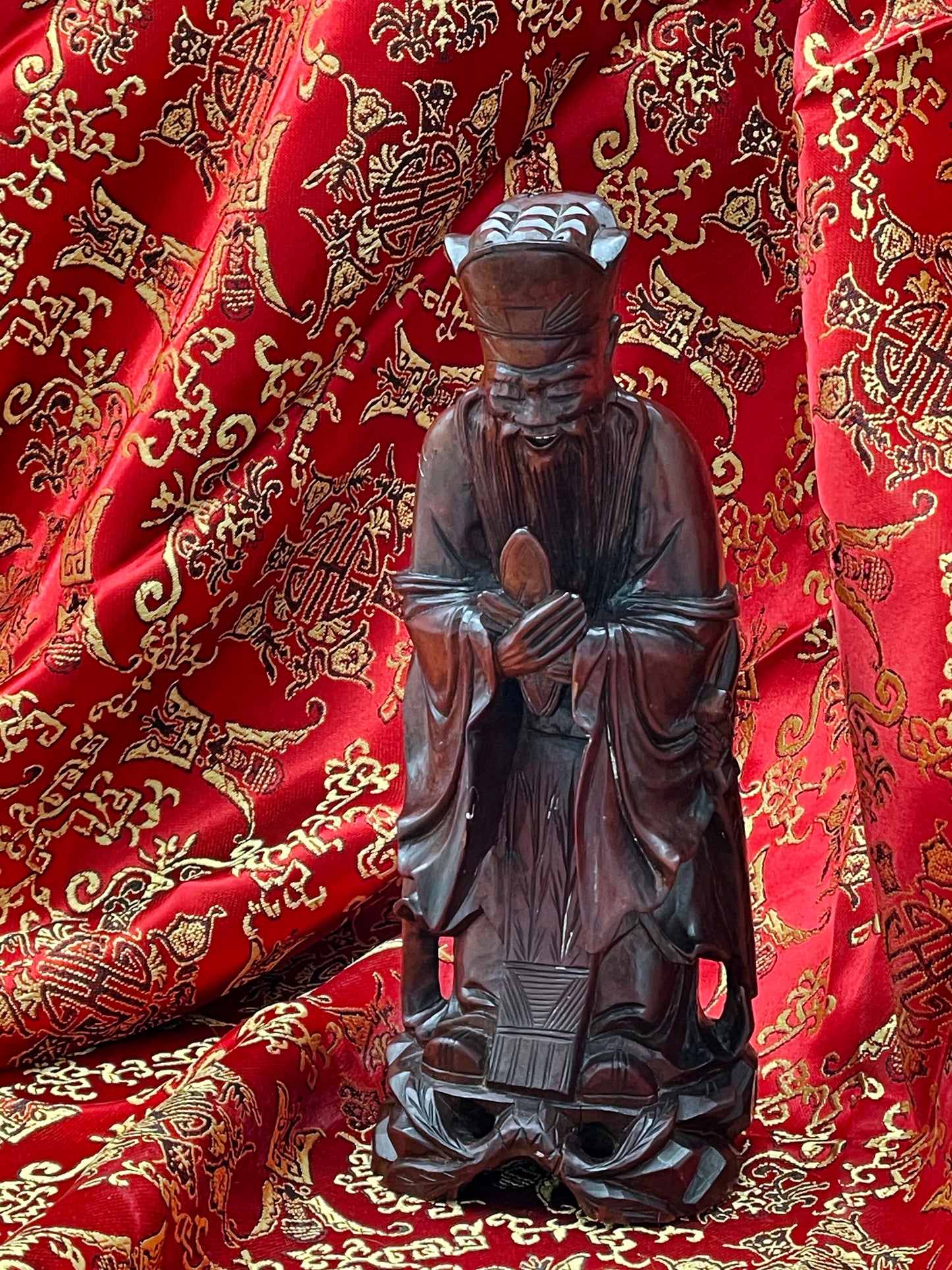 Detail of carved robe folds on Confucius sculpture