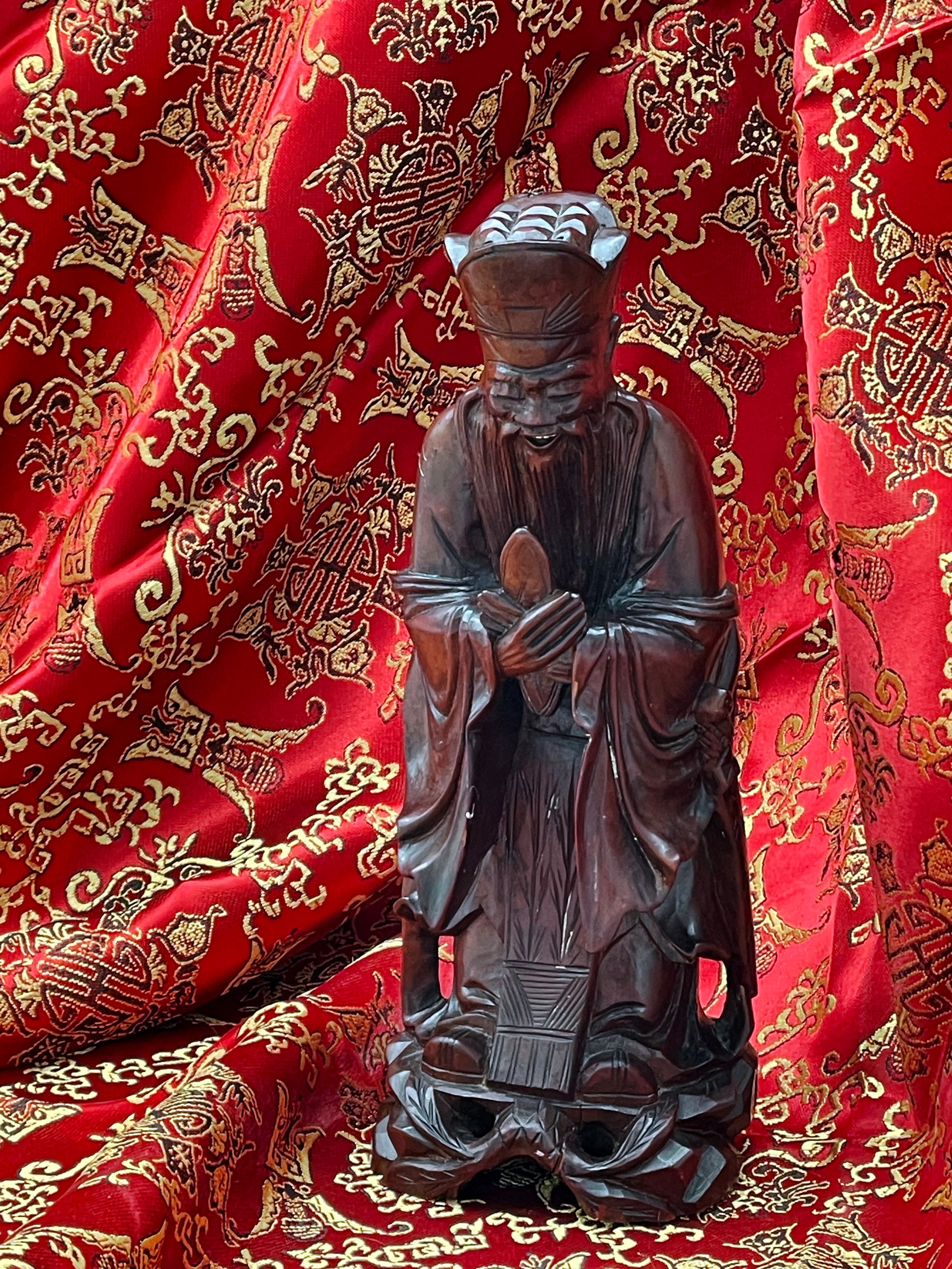 Detail of carved robe folds on Confucius sculpture