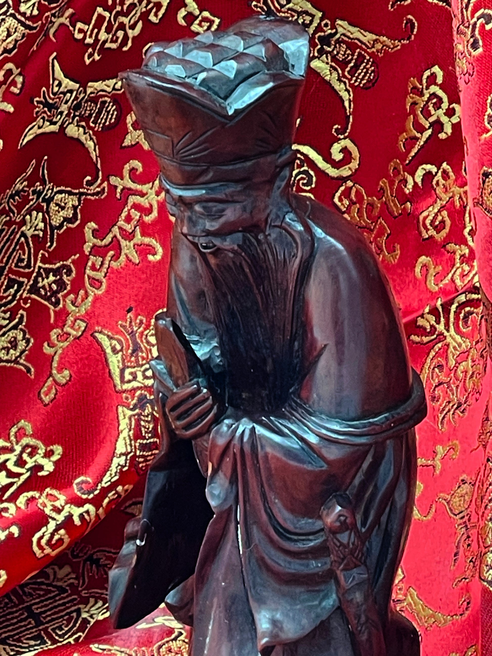 Confucius wood carving angle view