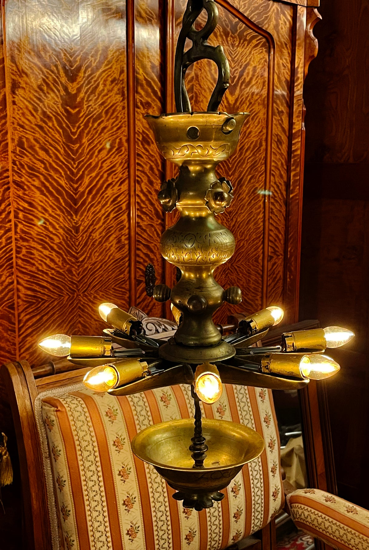 Antique bronze Judenstern Shabbat hanging lamp with eight lit arms, 17th-18th century