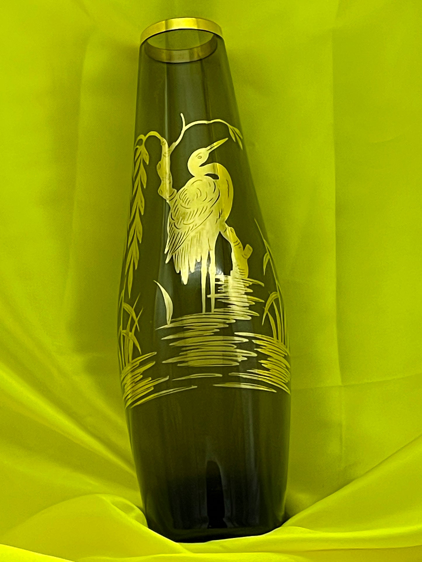 Gilt rim of the green glass Alfred Taube vase