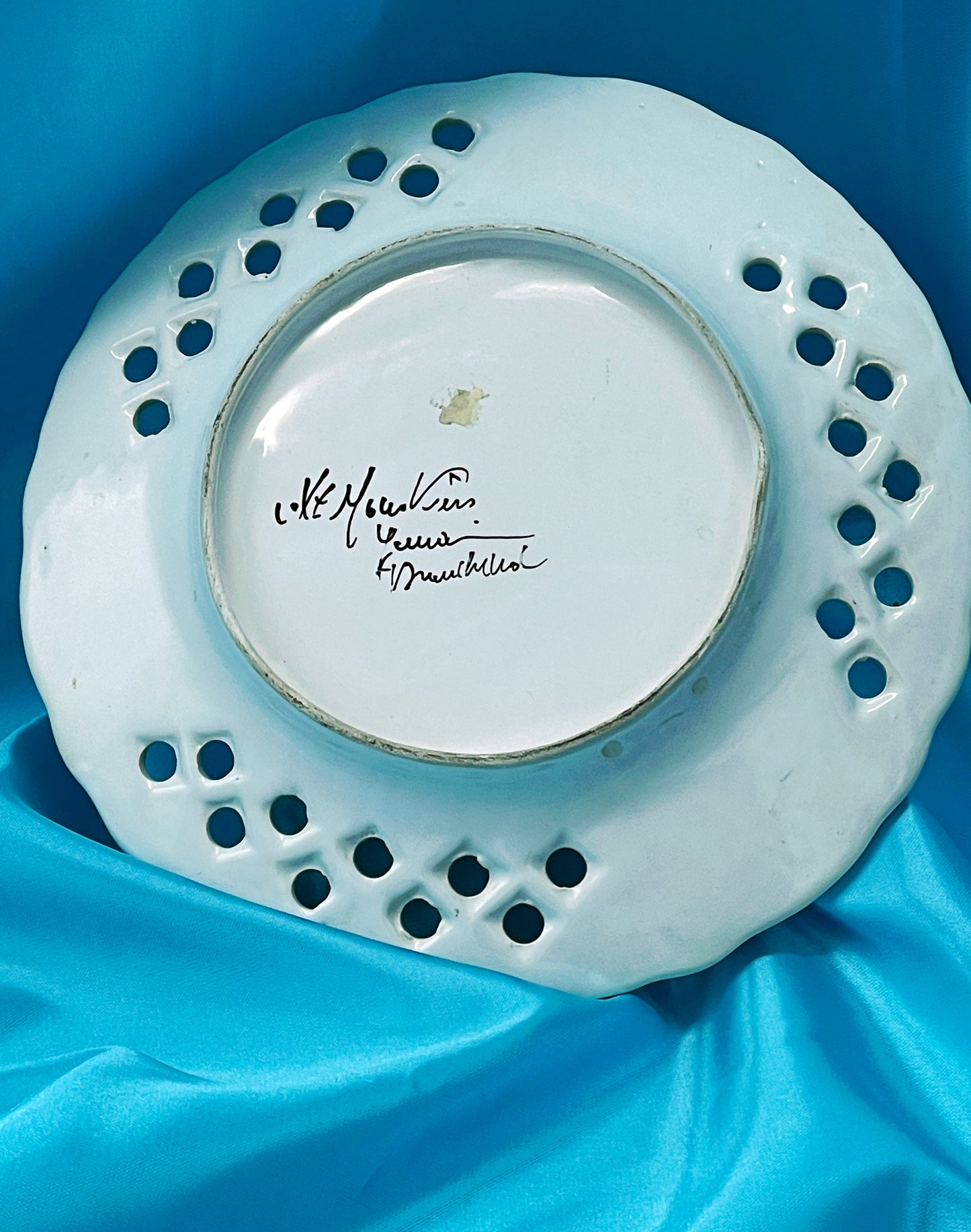 Hand-Painted Faience Wall Plate – Moustiers, France, Signed – 20.5 cm