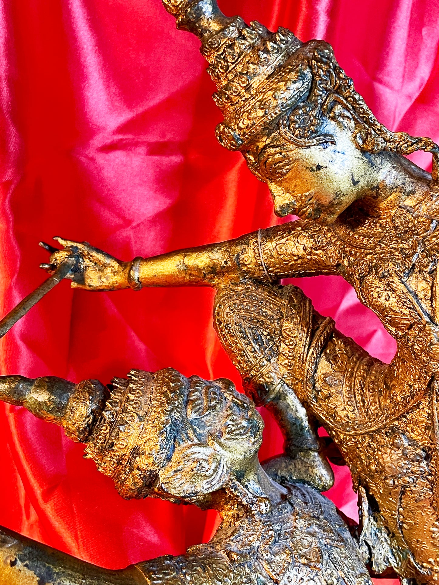 Close detail of the warriors faces and crowns in combat